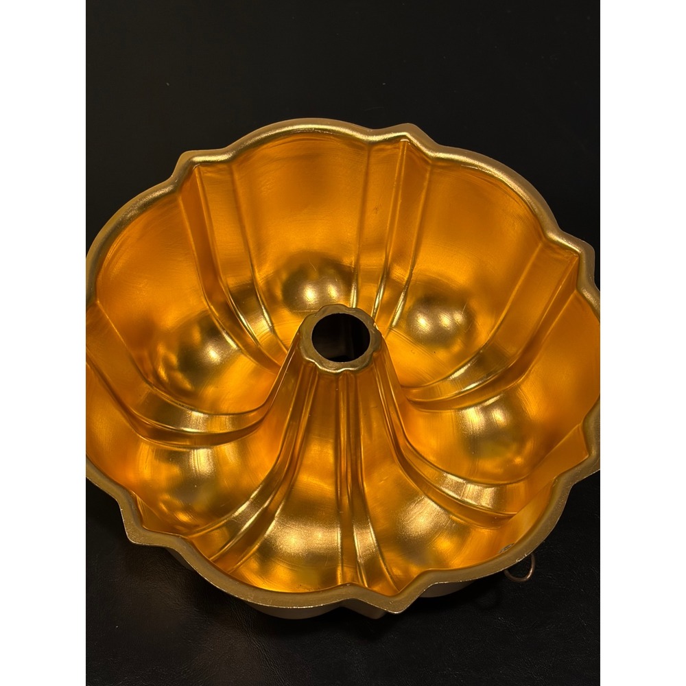 Vintage Gold Aluminum Fluted Bundt Cake Pan 10 Inch Round Scalloped Mold Decor